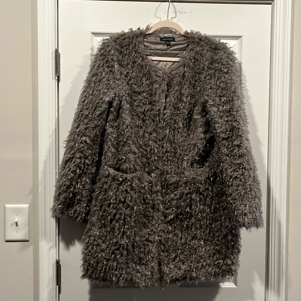 Coat Brand Ann Taylor Faux fur, color gray‎ 2 front pockets 4 large snaps